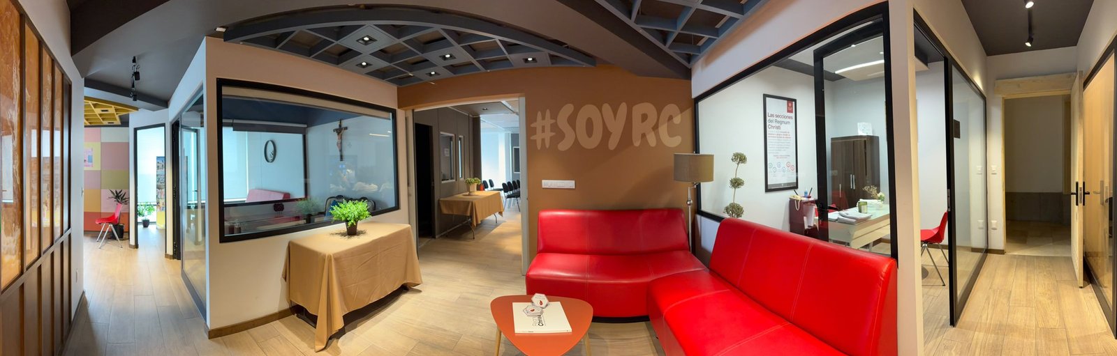Vista panorámica del interior del CREL ZE, con la sala de estar y los salones al fondo